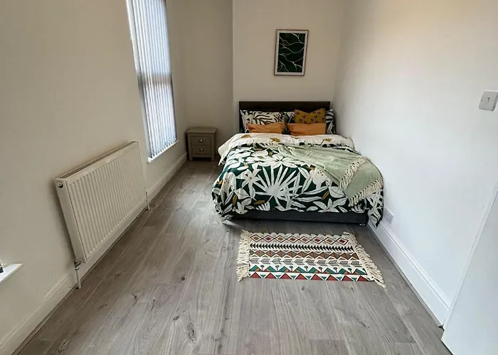 Luxe Spacious 5-Bed House In Liverpool