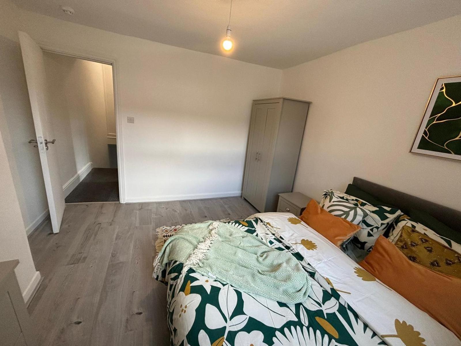 Luxe Spacious 5-bed House In Holiday home