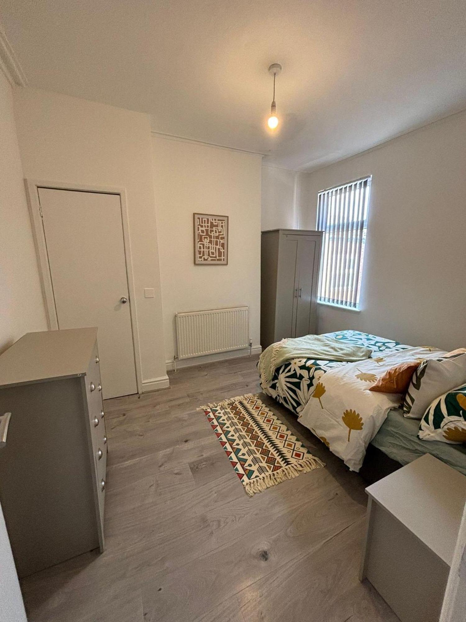 Luxe Spacious 5-bed House In Holiday home Liverpool